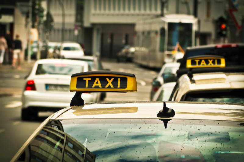 taxis-ROUBION-min_road-traffic-car-glass-driving-city-583084-pxhere.com