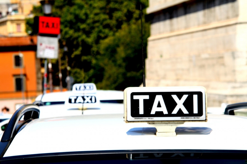 taxis-ROUBION-min_taxi_auto_rome_road_white-1051610